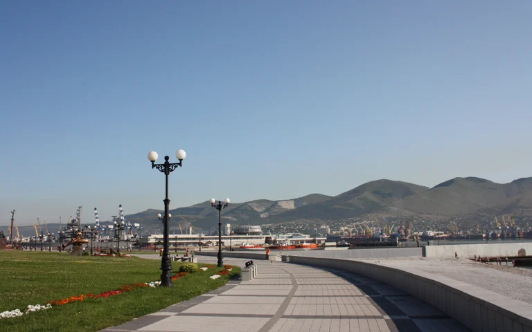 Новороссийск. Wikimedia Commons, Набережная Адмирала Серебрякова